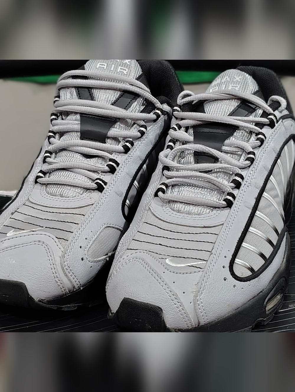 Nike Air Max Tailwind 4 in the "Wolf Grey / Black" (or "Cool Grey") col - Picture 2 of 6